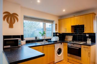 Beautiful Modern Home in London, Free Parking, Family Home, Sleeps 9, Close to Railway Station - Goodmayes - 9