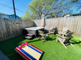 Tourist Hotspot Walk to Beach Hangout & Relax - Galveston - 7