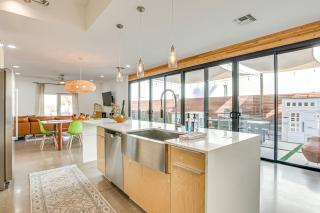Families Welcome Phoenix Home with Backyard Oasis - Phoenix - 1