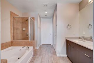 Gorgeous 1 Bed 2 Bath High Rise - Las Vegas - 3