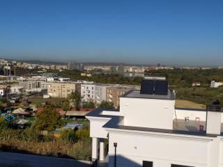 Tirana Sunset Retreat Stylish Loft by the Lake Park - Sauk - 4