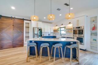 Canal-Front Gem with Hot Tub, Foosball in Cape Coral - Cape Coral - 3