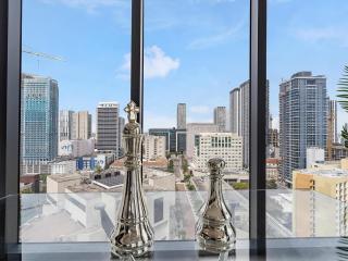 X-Lounge - High-Rise with Rooftop Pool & Panoramic City Views - 1