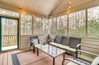 Screened Porch and Fire Pit Spacious Pocono Retreat - Pocono Pines - 8