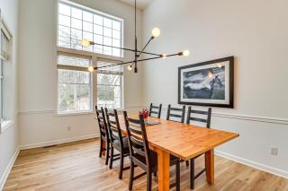Screened Porch and Fire Pit Spacious Pocono Retreat - Pocono Pines - 1
