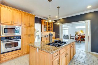 Screened Porch and Fire Pit Spacious Pocono Retreat - Pocono Pines - 2