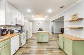 Near Shops and Eats Home with Large Yard in Waycross! - Waycross - 1