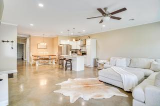Cozy Crowley Home Modern Interior, Covered Porch! - Crowley - 7
