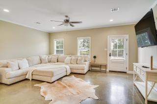 Cozy Crowley Home Modern Interior, Covered Porch! - Crowley - 6