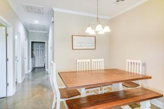 Cozy Crowley Home Modern Interior, Covered Porch! - Crowley - 5