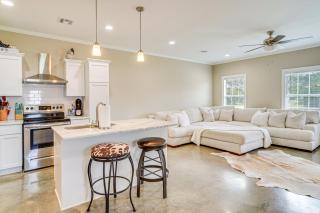 Cozy Crowley Home Modern Interior, Covered Porch! - Crowley - 4