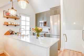 Luxe Designer Flat on Sloans Lake with Rooftop Deck - 1