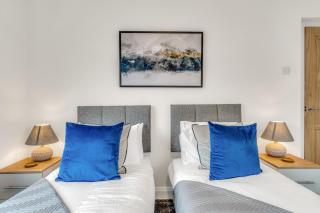 JUNGLE HOT TUB, games room, near eateries, micro brewery, pubs, beauty salons and boutique shops, Argyle, free Netflix, in the heart of Plymouth - Dogs welcome - Hosted by Absolute Accommodation Plymouth - 4