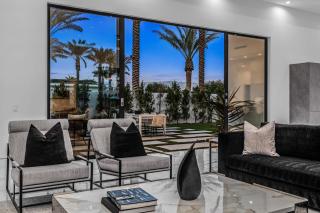 Sleeps 17 Pool Putting Green Indio Escape Hot Tub Retreat Bravo Villa 6 by AvantStay - 1