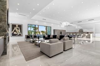 Sleeps 17 Pool Putting Green Indio Escape Hot Tub Retreat Bravo Villa 6 by AvantStay - Indio - 3