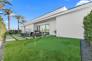 Sleeps 17 Pool Putting Green Indio Escape Hot Tub Retreat Bravo Villa 6 by AvantStay - Indio - 8