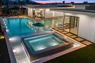 Sleeps 17 Pool Putting Green Indio Escape Hot Tub Retreat Bravo Villa 6 by AvantStay - Indio - 5
