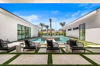 Sleeps 18 Pool Putting Green Pickleball Stay in Indio Bravo Villa 9 - Indio - 1