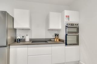 JUNGLE HOT TUB, games room, near eateries, micro brewery, pubs, beauty salons and boutique shops, Argyle, free Netflix, in the heart of Plymouth - Dogs welcome - Hosted by Absolute Accommodation Plymouth - 1