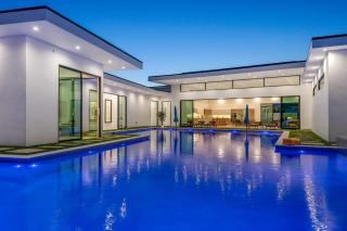 Sleeps 17 Villa w Pool Firepit Putting Green Pickleball Bravo Villa 8 - Indio - 0
