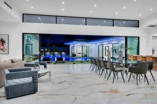 Sleeps 17 Villa w Pool Firepit Putting Green Pickleball Bravo Villa 8 - Indio - 3