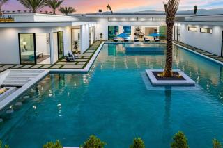 Sleeps 18 Spacious Retreat Pool Firepit Hot Tub Retreat Bravo Villa 4 by AvantStay - Indio - 2