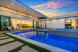 Sleeps 14 Desert Paradise w Pool Hot Tub Pickleball Near La Quinta Bravo Villa 5 by AvantStay - Indio - 7
