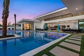 Exclusive Stay w Pool Hot Tub Putting Green Bravo Villa 14 by AvantStay - Indio - 0
