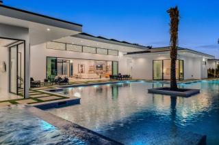 Fine 5-Bedroom Luxe Retreat w Pool Hot Tub Bravo Villa 15 by AvantStay - Indio - 1