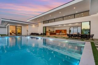 Fine 5-Bedroom Luxe Retreat w Pool Hot Tub Bravo Villa 15 by AvantStay - Indio - 0