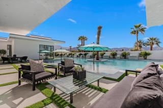 Fine 5-Bedroom Luxe Retreat w Pool Hot Tub Bravo Villa 15 by AvantStay - Indio - 3