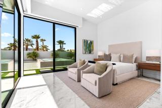 Fine 5-Bedroom Luxe Retreat w Pool Hot Tub Bravo Villa 15 by AvantStay - Indio - 4