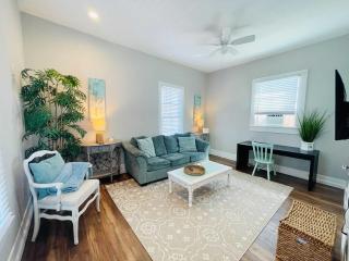 Hot Spot Walk To Seawall Free Parking - Galveston - 2