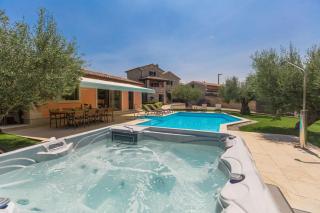 Villa mit Pool, Jacuzzi und großem Garten unweit von Porec, bis 12 Personen - Poreč - 0