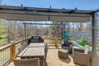 Family Home with Furnished Deck in Fairview! - Fairview - 8