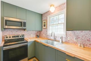 Family Home with Furnished Deck in Fairview! - Fairview - 2