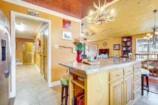 Walk to Main St Mountain Creek Home with Chiminea - Red River - 2