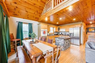 Tree-Lined Cabin with Hot Tub and Deck in Bryson City - Bryson City - 7