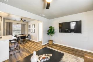Walk to ATandT Stadium Home with Patio and BBQ - Arlington - 5