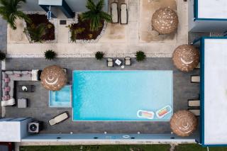Private 7 Villa Complex with 16 BR Pool & Jacuzzi - Dorado - 4