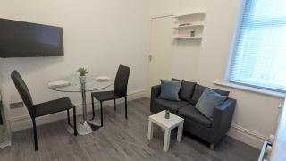 BARTON BEACHSIDE - Cosy Studio Apartment, Double Bed - Central Beach & Promenade Location - Over 21's, Family Friendly Only, ID Required - 6