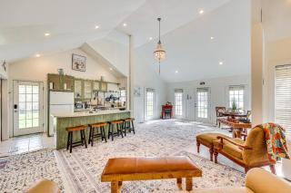Walk to Lake Chicot Cottage with Yard and Views! - Lake Village - 4