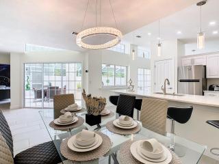 Luxury Villa Sunrise POOL SPA Prime Location! - Kissimmee - 2