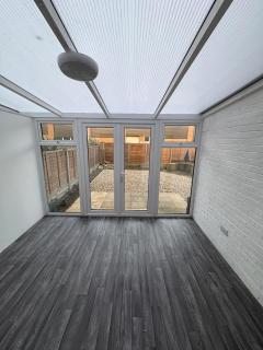 Northampton 2 King Bed SKY TV Driveway Earls Barton - - 6