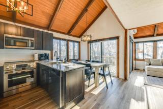 Walk to Ski Slopes Wintergreen Resort Treehouse - Beech Grove - 1