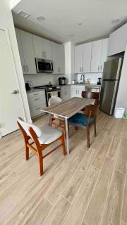 Peaceful Quiet Spacious New Modern Penthouse 3-Bedroom Apartment with a Balcony - 7
