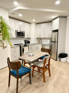 Peaceful Quiet Spacious New Modern Penthouse 3-Bedroom Apartment with a Balcony - 8