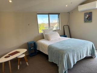 Bright Room with a Deck in Milford - Auckland - 5