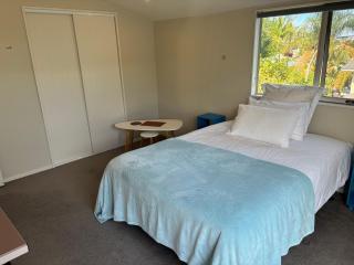 Bright Room with a Deck in Milford - Auckland - 6