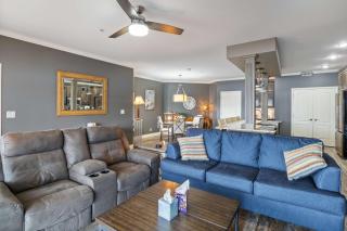 Lakefront 4BR Luxury Sleeps 13 Pool & Hot Tub - Lake Ozark - 2